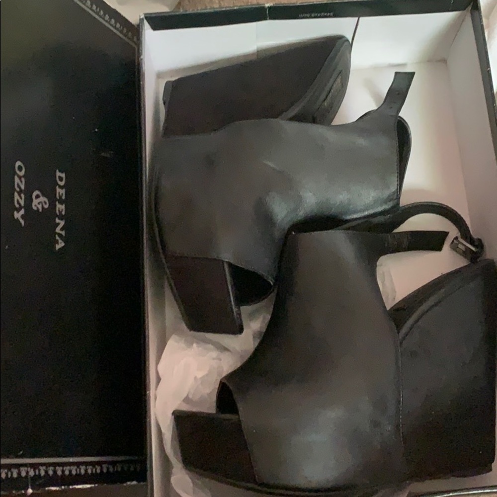 Deena & Ozzy Black Wedges Size:10